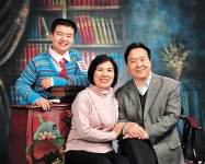 2歲起看新聞聯播 洗腦教育炮製政治神童