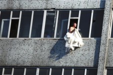 女孩失戀後穿婚紗跳樓 眾人合力54秒救回女孩