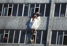 女孩失戀後穿婚紗跳樓 眾人合力54秒救回女孩
