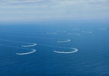 中國海軍出動10艘022隱身導彈艇海上練編隊機動