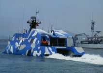 中國海軍出動10艘022隱身導彈艇海上練編隊機動