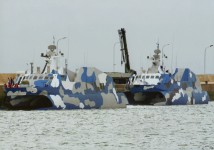 中國海軍出動10艘022隱身導彈艇海上練編隊機動