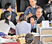 溫家寶訪福島探災民