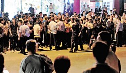 「放生」跑車司機 北京車禍千人起哄