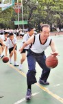 背心溫家寶與學生打籃球