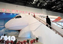 中國研製 C919客機巴黎亮相