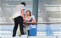 「一吻救命」少女現真身