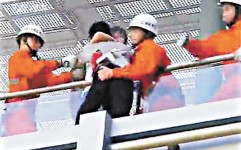 「一吻救命」少女現真身