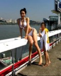 女巨人! 看你怎樣扒上來!!
