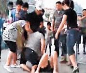大姐爭位擺檔狂毆美女