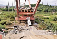 福建塌橋　旅巴飛墮 23死傷
