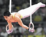 金牌吊環選手　淪落街頭行乞
