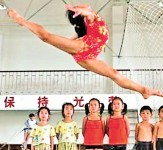 金牌吊環選手　淪落街頭行乞
