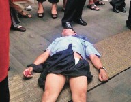 城管新丁遭攤販當街脫褲