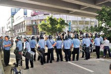 順德村民圖燒死 3公安