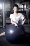 新《紅夢樓》小寶釵李沁運動小寫真 手握啞鈴秀美胸翹臀