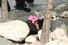 盜拍北京某公園內無恥男女當眾喂乳(組圖)