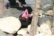 盜拍北京某公園內無恥男女當眾喂乳(組圖)