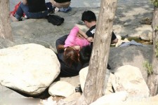 盜拍北京某公園內無恥男女當眾喂乳(組圖)