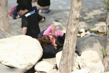 盜拍北京某公園內無恥男女當眾喂乳(組圖)