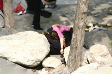 盜拍北京某公園內無恥男女當眾喂乳(組圖)