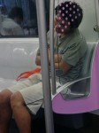 看看这峰高度！地铁里这男子梦到仓老师了？？
