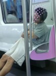 看看这峰高度！地铁里这男子梦到仓老师了？？