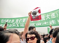 大連 8萬人抗議　毒工廠喊停