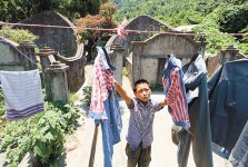 樓價貴　一家住墓旁