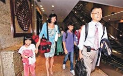 駱家輝低調履新 被喻「背包大使」