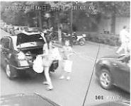 城管執法車被指撞倒兩歲男孩來回碾壓3次(圖)