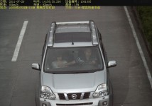 四川「摸乳哥」邊駕車邊摸奶