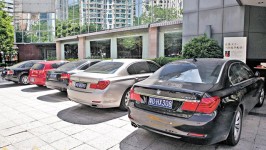 泉州直擊牛車集中營　寶馬平治泊滿街