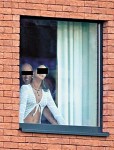 女模窗前纏綿  窗外球迷歡呼狂影