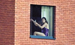 女模窗前纏綿  窗外球迷歡呼狂影