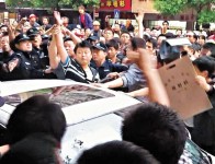 車主打人被圍　寶馬被砸