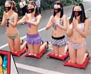 蒙面跪拜　 4比堅尼女祈福