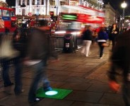 英國學生髮明發光地磚：利用路人踩踏發電