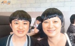 王祖蓝上传与母亲合影 两人极度相似宛如照镜