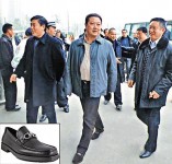 副縣長穿 Ferragamo皮鞋考察工地