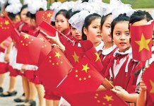 習近平到訪越南，小學生搖旗歡迎五星旗變六星
