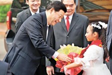 習近平到訪越南，小學生搖旗歡迎五星旗變六星