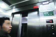 武汉一醉酒男子被困电梯3天3夜 在夹层中过年
