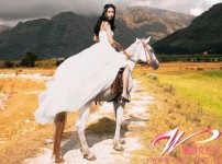 莫文蔚穿白紗騎白馬 唯美婚紗照曝光