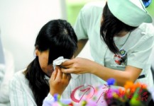 疑奶水變質致孩子腦癱 丈夫怒踹隆胸女後離婚