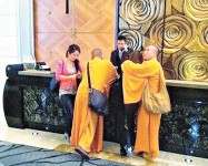 北京兩名酒肉「和尚兄弟」，攬女假和尚被捕