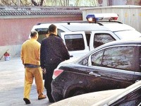 北京兩名酒肉「和尚兄弟」，攬女假和尚被捕