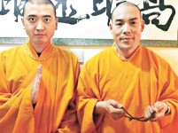 北京兩名酒肉「和尚兄弟」，攬女假和尚被捕
