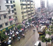 重慶示威未止　軍警出動拘人
