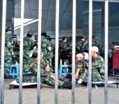 重慶示威未止　軍警出動拘人